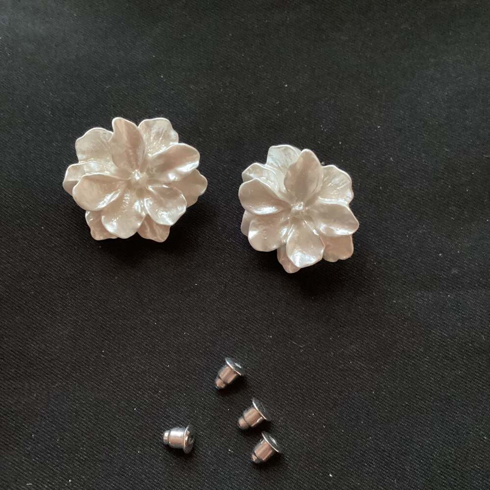 4525 NWOT Boho White Flower Acrylic Earrings Vintage Charm 3D Lightweight Stud